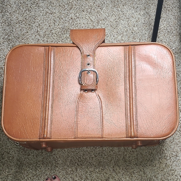 Sears Tan Luggage Travel Bag with Classic Design - Picture 1 of 11